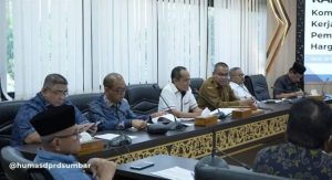 Rapat Kerja Komisi II DPRD Sumbar Bahas Kenaikan Harga Kebutuhan Pokok untuk Kesejahteraan Masyarakat