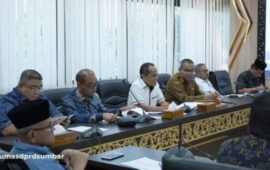 Rapat Kerja Komisi II DPRD Sumbar Bahas Kenaikan Harga Kebutuhan Pokok untuk Kesejahteraan Masyarakat