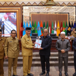 Ketua DPRD Sumbar Supardi menerima nota pengantar 3 ranperda dari Gubernur Mahyeldi dalam sidang paripurna, Senin (3/6/2024). (foto/hms)