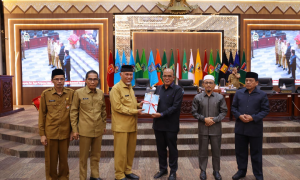 Ketua DPRD Sumbar Supardi menerima nota pengantar 3 ranperda dari Gubernur Mahyeldi dalam sidang paripurna, Senin (3/6/2024). (foto/hms)