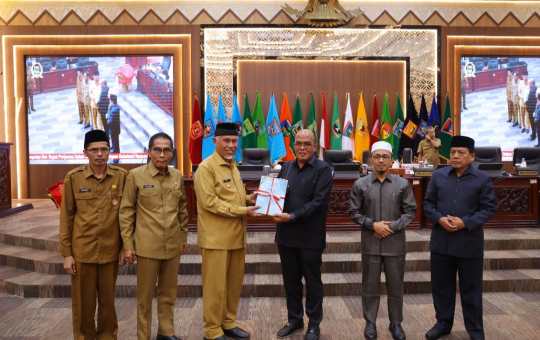 Ketua DPRD Sumbar Supardi menerima nota pengantar 3 ranperda dari Gubernur Mahyeldi dalam sidang paripurna, Senin (3/6/2024). (foto/hms)